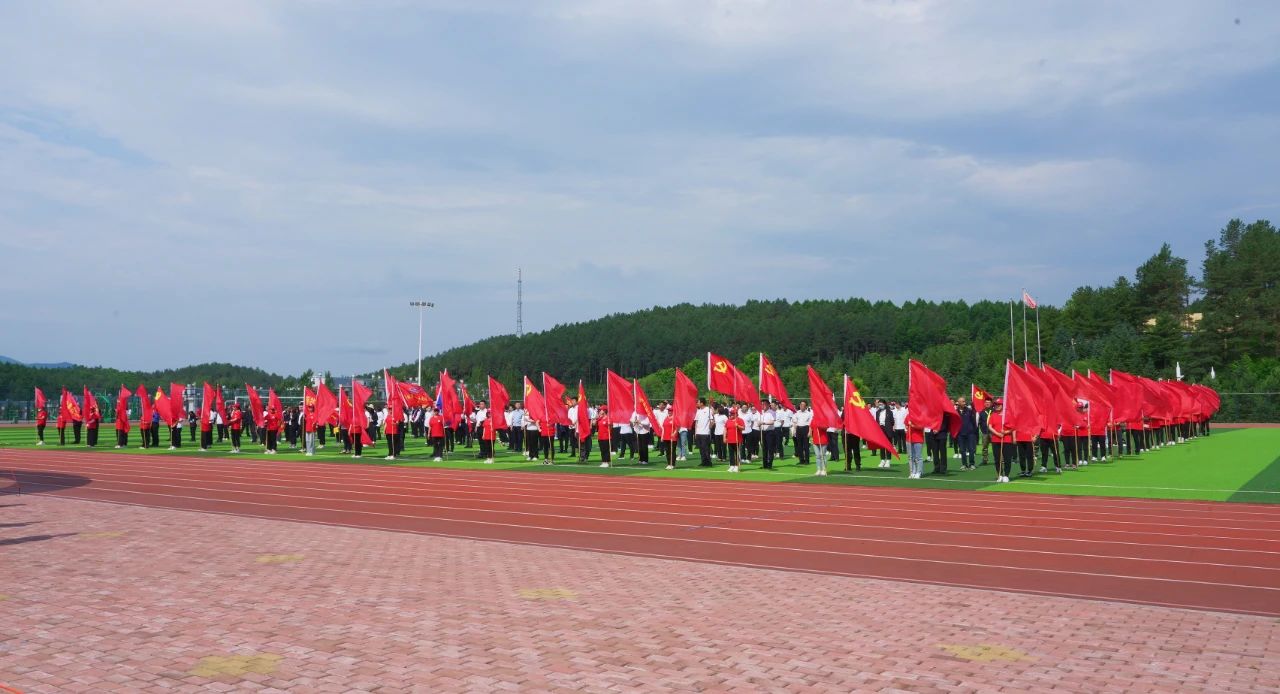 南岔縣舉辦“健康人生 綠色無毒”--黨旗飄揚慶“七一”萬人徒步行活動